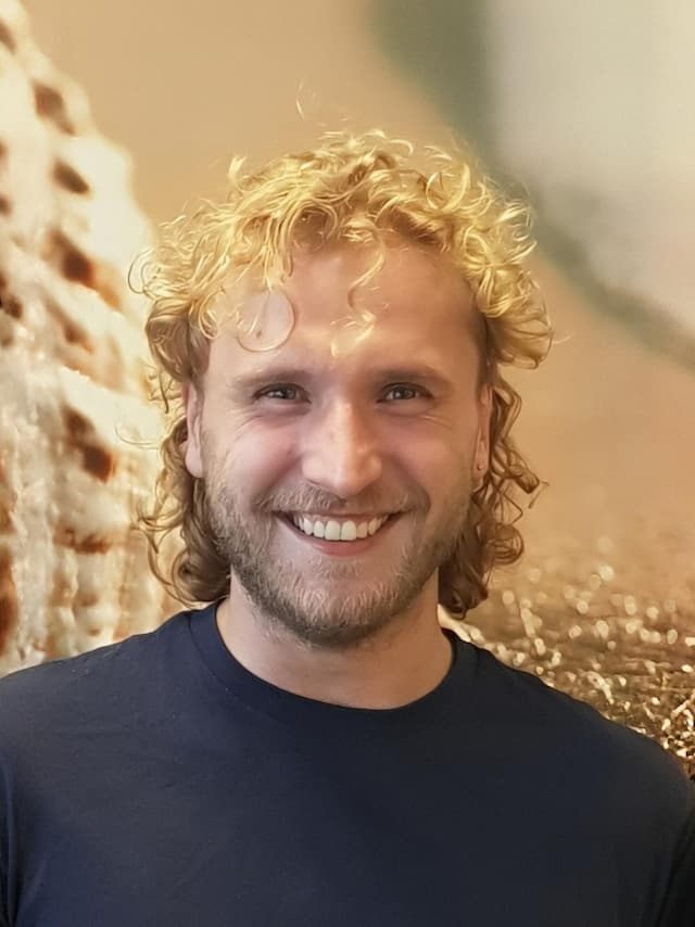 Moritz Wintermann vor Strandhintergrund in Kamera